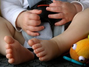Poner la silla de los niños en el coche